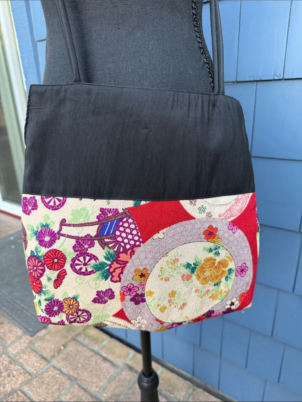 Black & Multicolor Floral Crossbody Bag oriental ethnic